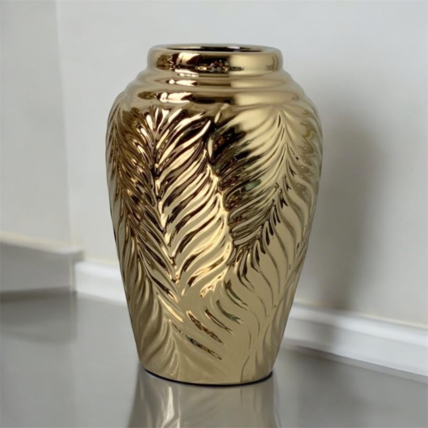 Gold Ceramic Leaf Pattern Vase - Luxurious Decorative Accent