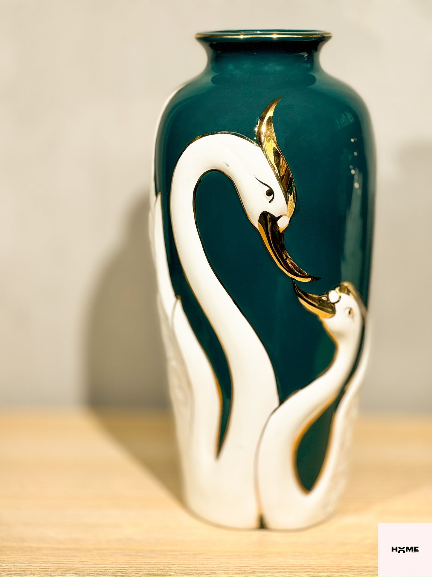 Emerald Green Ceramic Swan Vase with Gold Detailing – Elegant Home Decor Accent